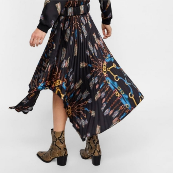 Blogger favorite! Zara pleated chain midi skirt - Picture 4 of 9